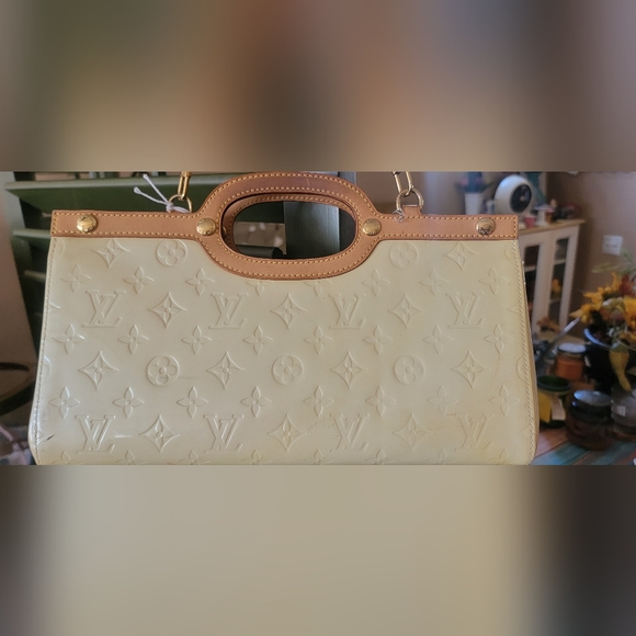 Louis Vuitton Pearl Vernis Roxbury Drive Purse - Picture 3 of 8